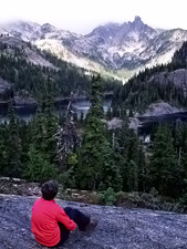 Homme devant la montagne